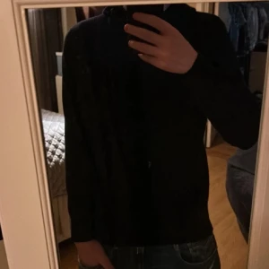 Mörkbkå kashmirhoodie från Sayless - Säljer en stilren mörkblå hoodie från Sayless i kashmir. Tröjan har en klassisk design med huva och dragsko, perfekt för en avslappnad look. Den är långärmad och gjord i ett mjukt och bekvämt material.