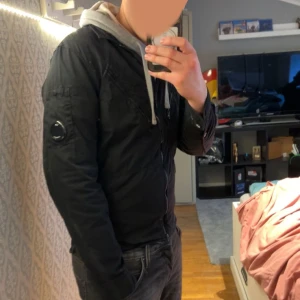 Cp company overshirt - Sjukt fet overshirt från märket cp company. Den är i riktigt bra skick utan synliga defekter. Om du har några frågor så är det bara att skriva🙌🏻🙌🏻
