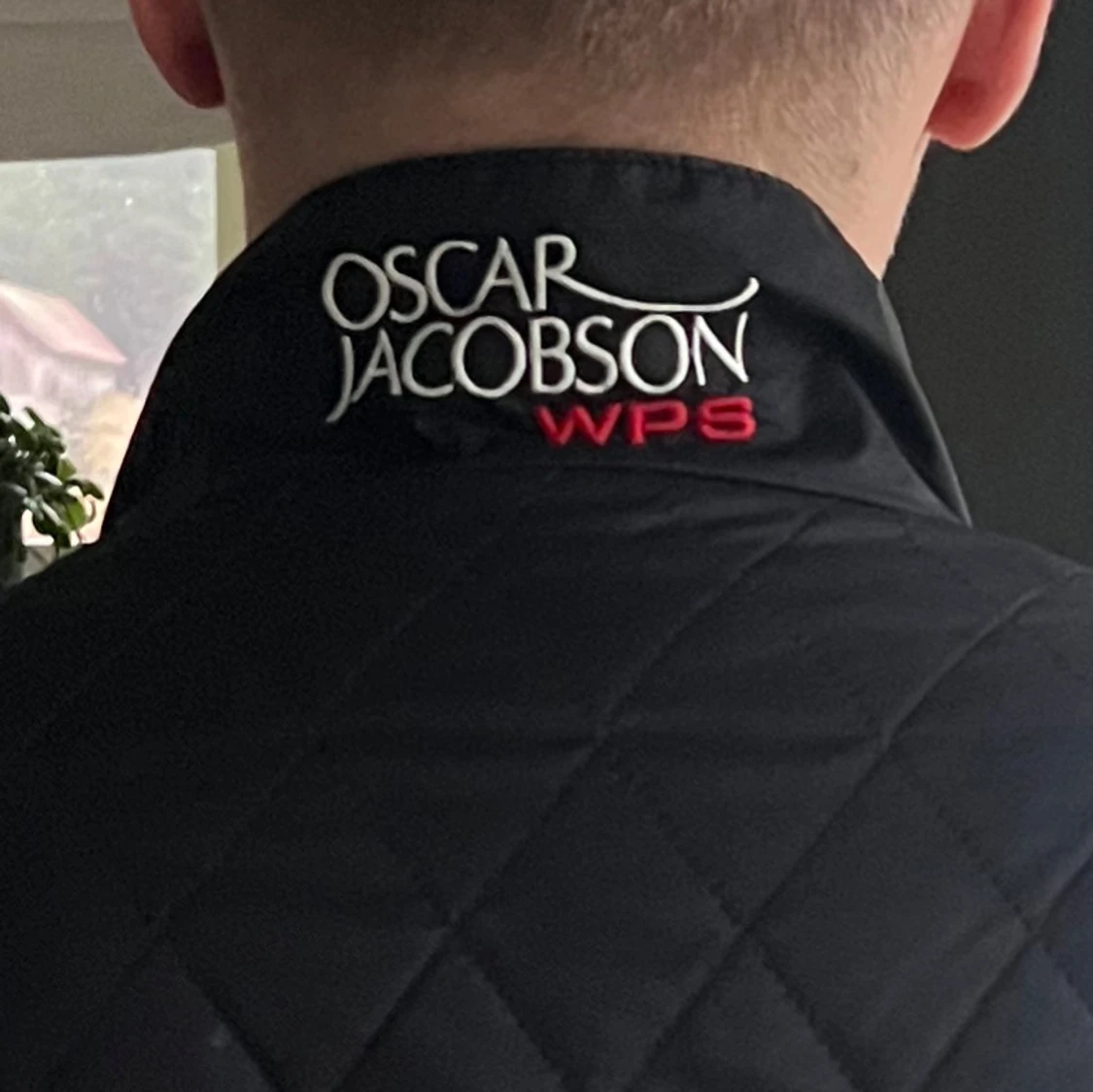 Svart quiltad väst från Oscar Jacobson