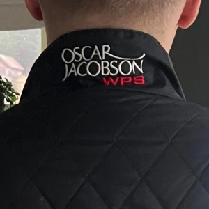 Svart quiltad väst från Oscar Jacobson - Snygg svart quiltad väst från Oscar Jacobson med dragkedja och logga i nacken. Är lite för liten för mig så skulle säga att den passar Medium. Hör gärna av dig om du har frågor eller vill ha fler bilder! 