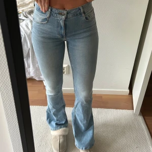 Ljusblå bootcut jeans från Zara - Ljusblå bootcut jeans från Zara. Jättesköna i materialet, säljer för att jag inte använder dom. Är 173 cm. 