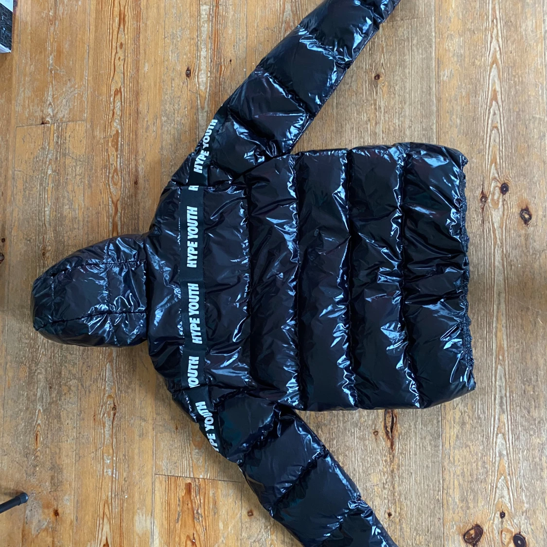 Svart glansig pufferjacka från FSBN - 1