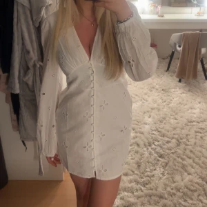 Student klänning  - Jättefin studentklänning från Nelly eller NAKD tror jag, är inte helt säker. Endast använd på studenten i somras. Strl S✨