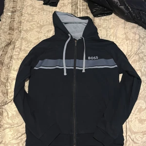 mörkblå hoodie från Boss - För liten för mig knappt haft den  