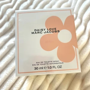 Daisy Love Marc Jacobs Eau de Toilette - Säljer nu Daisy Love från Marc Jacobs är en Eau de Toilette parfymen i en elegant förpackning med en stor blomma i ljusrosa på framsidan. Flaskan innehåller 30 ml av denna fräscha och blommiga doft. Va en present som inte går att byta till en vän…🥲Tråkigt nog hade hon redan denna haha! Själv älskar jag denna parfym och den luktar så jäkla gott, Har redan flera marc jacobs parfymer så säljer denna istållet nu! Den e ju helt oöppnad å helt ny haha ! Utgångs pris: 815 Säljer för 500 kr! 🫱🏼‍🫲🏽🫣🍸