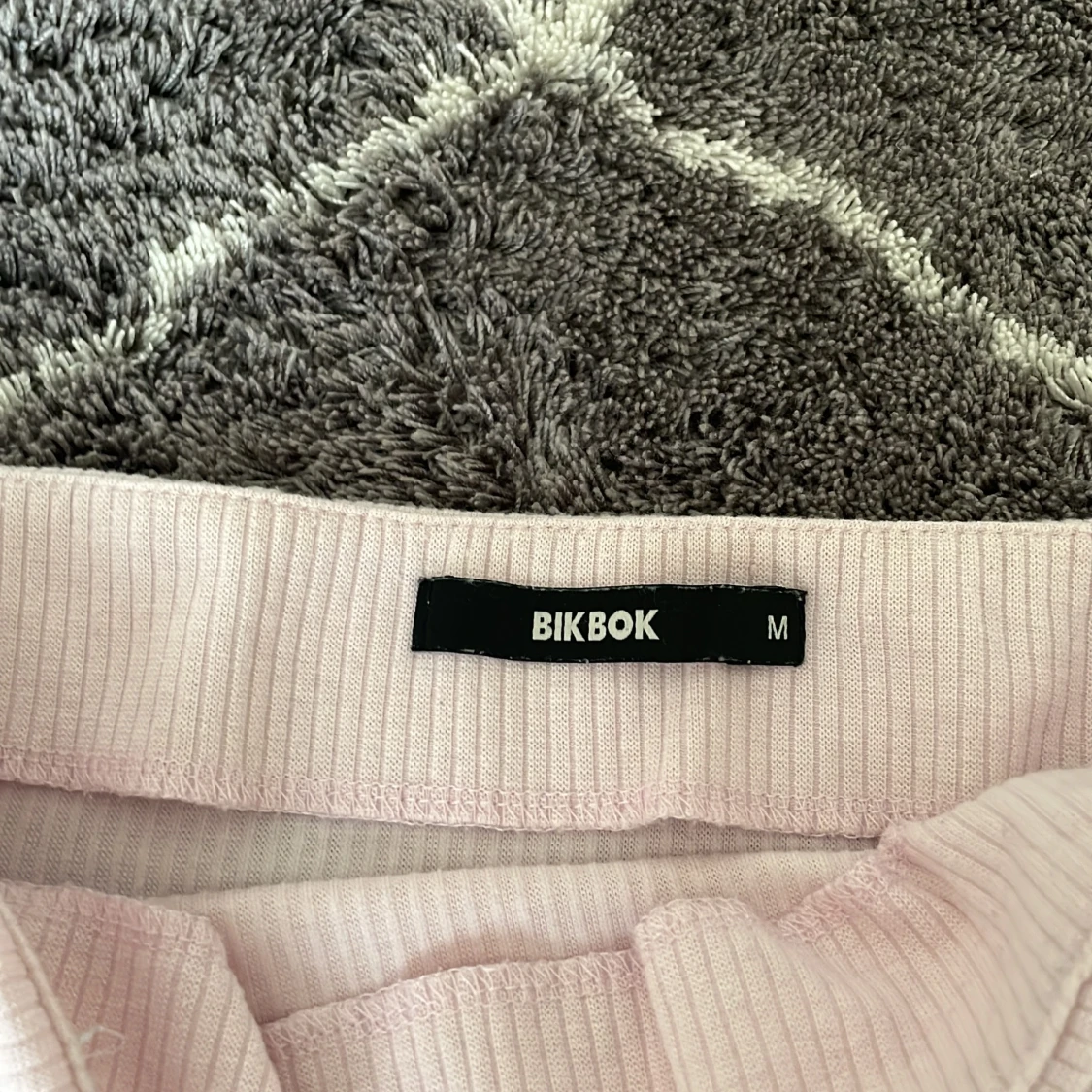 Ljusrosa offshoulder topp från BikBok - 2