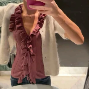 Lila ribbad blus med volangdetaljer - Säljer en lila ribbad blus med volangdetaljer från zara , super söt och fin 🫶