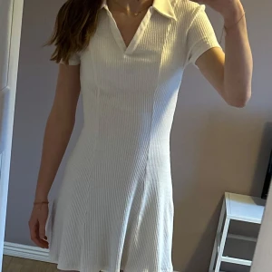 Vit ribbad klänning från H&M storlek xs - Supersöt klänning från H&M i storlek XS! Jättebekväm och perfekt till sommaren. Säljer då den tyvärr inte kommer till användning längre💓💖☺️(inga defekter)