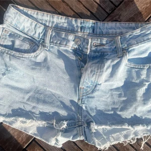 Super snygga jeansshorts  - Supersnygga jeansshorts som är perfekta till sommaren. Köpta här på Plick men passar tyvärr inte. Säljaren sa att de va storlek S-M men alla lappar är bortklippta så vet ej. Obs inte mina bilder! Pris är diskuterbart💓
