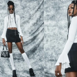 Vit långärmad topp från dELIA*S - Her Bad Self Long Sleeve Crop Top (märke: dELiA*s) köpt på Dollskill för ca 414 kr och är slutsåld. Vit långärmad croptop. Storlek XS. Sparsamt använd, har blivit pyttelite missfärgad av smink på kragen men inget som stör (se bild).  Rökfritt hem men har katter.