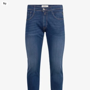 Replay Anbass ALDRIG ANVÄNDA - Helt oanvända, original kommer i original förpackning. Bara möte bara kontant som vanligt. Snygga blå jeans från Replay med en klassisk femficksdesign och knappgylf. De har en stilren look med subtila slitningar och kontrastsömmar. Perfekta för en avslappnad stil. Nypris: 1400kr