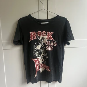 Svart t-shirt från Sofie Schnoor - Cool svart t-shirt från Sofie Schnoor med ett rockmotiv. T-shirten har korta ärmar och en normal passform. Säljer för 150kr + frakt 🫶🏻💫