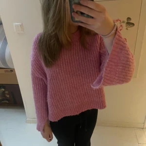 Rosa stickad tröja  - Säljer en stickad rosa tröja från Gina tricot. Tröjan har slitsar i armarna och i sidan. Använd max 5 gånger.💗