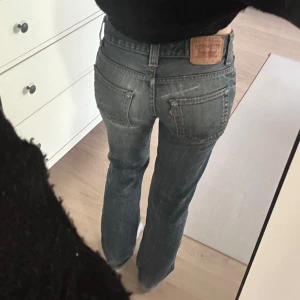 Levis jeans i blå denim - Snygga Levis jeans i blå denim. De är straight och har låg/medel midjade. Storlek står inte men gissar på xs-s. pris går att diskutera!!