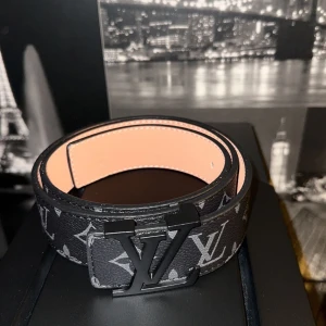 Svart bälte  - Svart bälte storlek 105! 