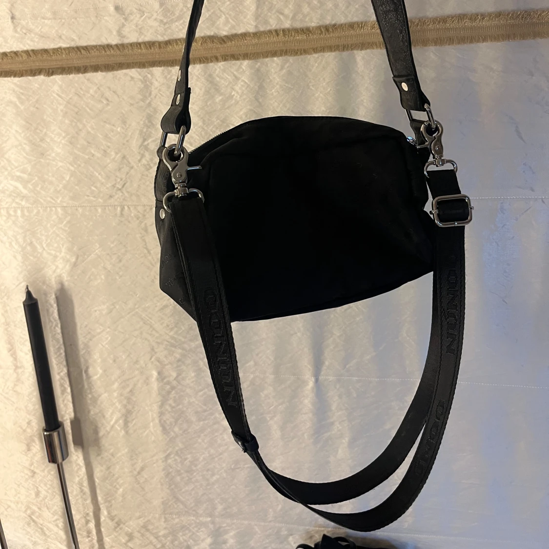 Svart axelväska med nitar nunoo  - 2