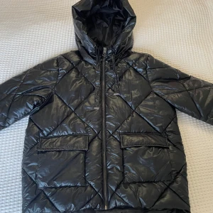 Svart puffer jacka - Säljer denna super snygga svarta puffer jackan från mohito med quiltat mönster i storlek 34. Skriv vid frågor!!💕💕