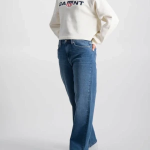 Blå jeansbyxor från Gant - Snygga blå jeansbyxor från Gant med en klassisk straight passform. Byxorna har en normal midja och är perfekta för en avslappnad stil. De är tillverkade i ett slitstarkt denimtyg.