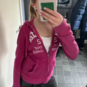 Tröja från hollister - Jätte cool rosa tröja från hollister i storlek xs. Köpte för cirka 350 säljer för 90. Tveka inte att skriva om ni har frågor!