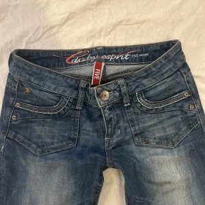 Vintage Esprit jeans med låg midja  - Vintage jeans från Esprit med låg midja och flared/straight leg (se bild). De är i mycket bra skick och är i stl Small. midja:35, grenmått: 19cm, innerbenslängd: 76cm, benöppning: 19cm
