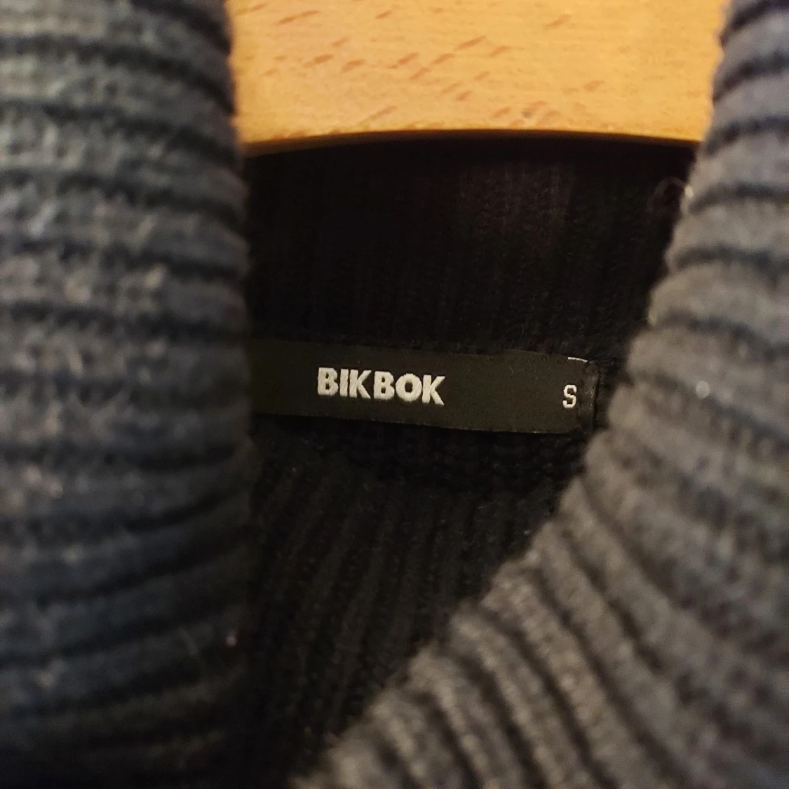 Svart ribbad polotröja från BikBok - 3