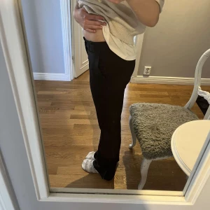 Svarta kostymbyxor - Snygga  kostymbyxor med raka ben. De har en låg midja och är perfekta för en stilren look. De har slits nertill.