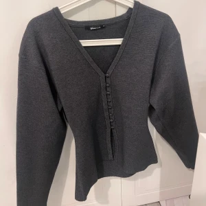 Gina Tricot Tröja  - Helt ny tröja från Gina Tricot i strl XS, slutsåld. Säljer då den ej kommer till användning. Endast använd en kort stund 1 gång så i princip helt ny & oanvänd💗