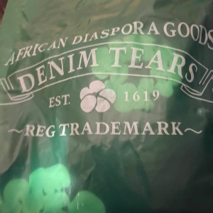 Grön Denim Tears hoodie - Säljer en fet grön hoodie från Denim Tears. Hoodien är helt ny köpte den nyligen. Men som sagt allt kommer med alltså påsen, etikett (priset kan diskuteras) 
