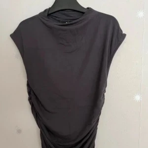 Grå soft touch topp  - snygg grå soft touch topp från gina tricot. använd få gånger, inga defekter. 