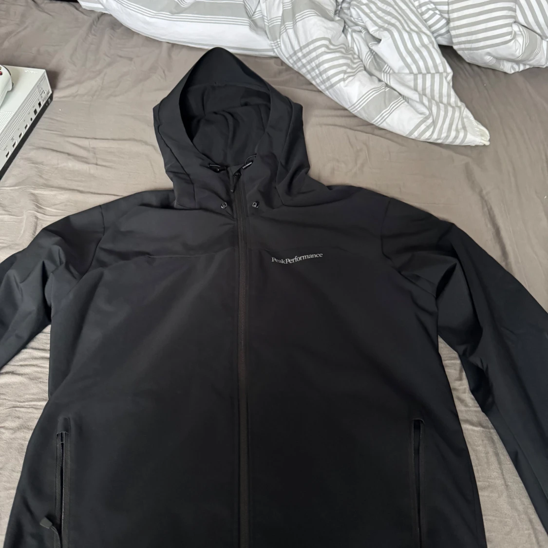 Svart peakperformance skaljacka i storlek M