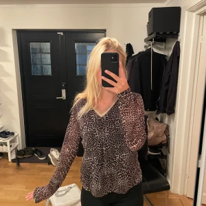 Leopardmönstrad tröja - Leopardmönstrad långärmad tröja från Cream i storlek M. Den passar XS-M