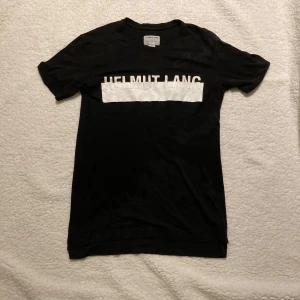 Archive Helmut Lang t shirt  - 🔥🔥🔥Sjukt eftertraktad tisha från Helmut Lang i storlek S. Grabben på bilden är 180 och 65kg. Nice logga som täcks lite så den inte blir för flashy. Svarar snabbt så tveka inte vid minsta fråga. Skickar samma dag eller dagen efter