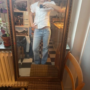 Ljusblå jeans från Diesel - Snygga ljusblå jeans från Diesel. De har en låg midja och bootcut. Superbra skick men Vinted och gammal modell. Midjemåttet är ca 42cm Innerbenslängden är ca 75cm. Jag är 168cm lång. Skriv om ni har frågor❤️