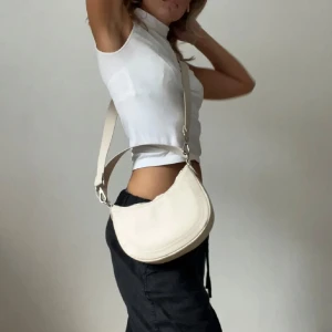 Beige väska - Snygg liten beige/vit väska, går att ta av den långa remmen