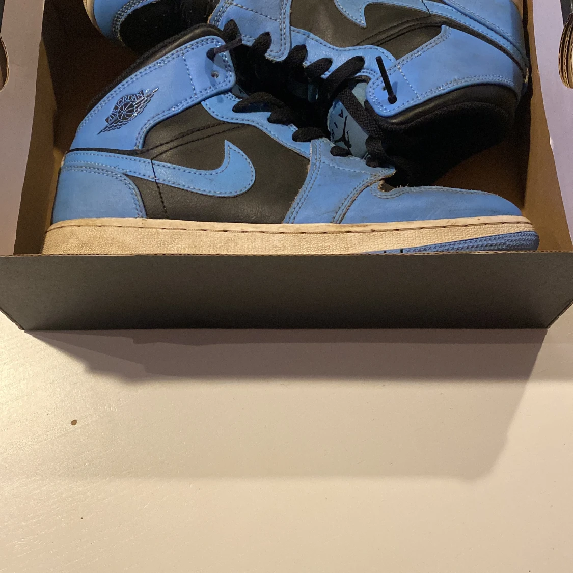 Nike Air Jordans i blått och svart - 4