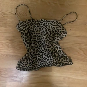 leopard print top - top med leopard print i storlek M. originellt från gina. stretchigt material och bra skick.