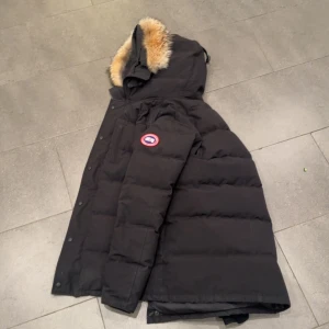 Canada Goose Carson Parka, HERR (M) - Canada Gooose Carson vinter/vårjacka. Storlek medium köpt för två vintrar sen, upphängd på galje sedan dess. Använt fåtal gånger, nyskick. Nypris 18.000.
