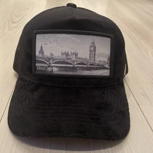 Svart keps från one cap - Snygg svart keps från OneCap london helt ny.