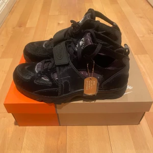 Corteiz x Nike Air Huarache Trainer - Collab med Nike och Corteiz. Köpte för 2800kr säljer för 2500kr snabb deal för de inte passade. Har äkthetsbevis och kvitto med de. Du får allt, skorna, chain, låda och Corteiz Bag. Säljer under retail för vill ha en snabb deal,  skriv om intresserad