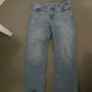 BLÅA JEANS BIKBOK - Jeans från bikbok, w34L34  