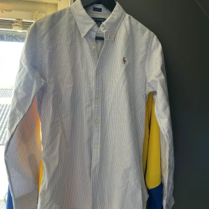 Rhalp Lauren skjorta  - Säljer min rhalp lauren skjorta. Super bra skick,inga defekter. Perfekt till sommaren. 