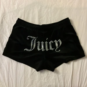 Shorts, Juicy Courture - Svarta mjukisshorts ifrån Juicy Couture i fint skick, lite av färgen på dragkedjorna har försvunnit och så finns det även en liten skråma (finns med på bild 3). Säljer då jag tyckte de satt märkligt på mig. Hör av dig vid frågor💕