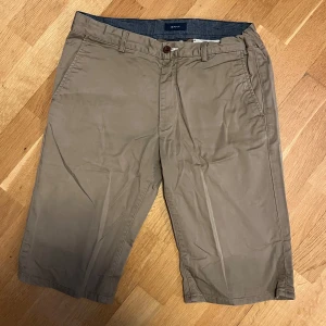 Gant shorts - Gant shorts från kidsbrandstore tror jag. Skulle säga att strl är s kanske mellan 14-16 år för att passa. Mått längd 54 cm bredd midja 36,5 cm