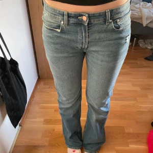 Blå jeans - Intressekoll för de här snygga jeansen som är typ lite lätt baggy 🩷
