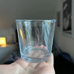 Transparent ljushållare - Säljer en klassiskt transparent ljushållare fråm IKEA. Glaset har en enkel och stilren design, är tillverkat i tåligt glas och har en stabil botten. 
