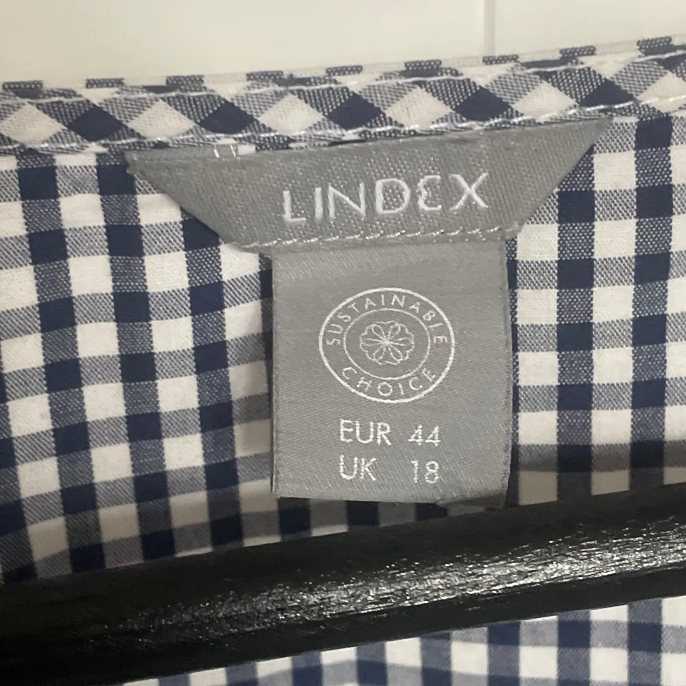 Jättefin blus från Lindex, knappt använd! Jag är 170❤️. Puserot.
