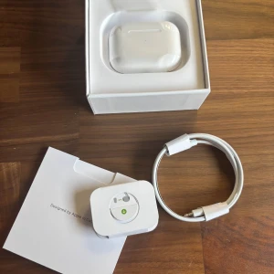 Bluetooth Hörlurar  - Andra generationen / Gen 2 i super fint skick. Nypris 1700kr! Kommer med alla tillbehör. 100% nöjd garanti! Ni kan alltid returnera om ni inte skulle vara nöjda, oavsett anledning. 