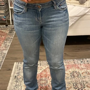 Hm jeans lowwaisted - Assnygga jeans från hm i jättefint skick! Köpt på vinted men de va lite för små tyvärr. Ingen stretch i. Strl 27/32