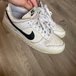 Nike dunks - Säljer ett par  vita Nike dunks, varsamt använda men finns tecken på slitage, kan lösa låda till om önskar det, priset kan diskuteras vid snabb affär 🙌🏼