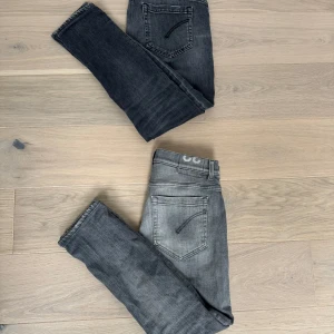 Två st Dondup George Jeans - Säljer två par grå Dondup George Skinny Fit-jeans.  Mörkgrå: Storlek 31 (kvitto finns) Ljusgrå: Storlek 32  Båda har ett hål vid skrevet, vilket återspeglas i priset. Endast kvitto för de mörkgrå jeansen medföljer. Nypris för båda två är runt 6000 kr.   OBS: Kan inte skicka bild med de på, då de inte passar mig.